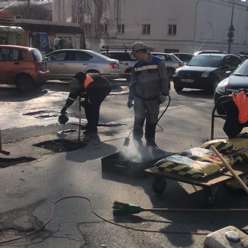 В Курске проводят ямочный ремонт на улице Щепкина