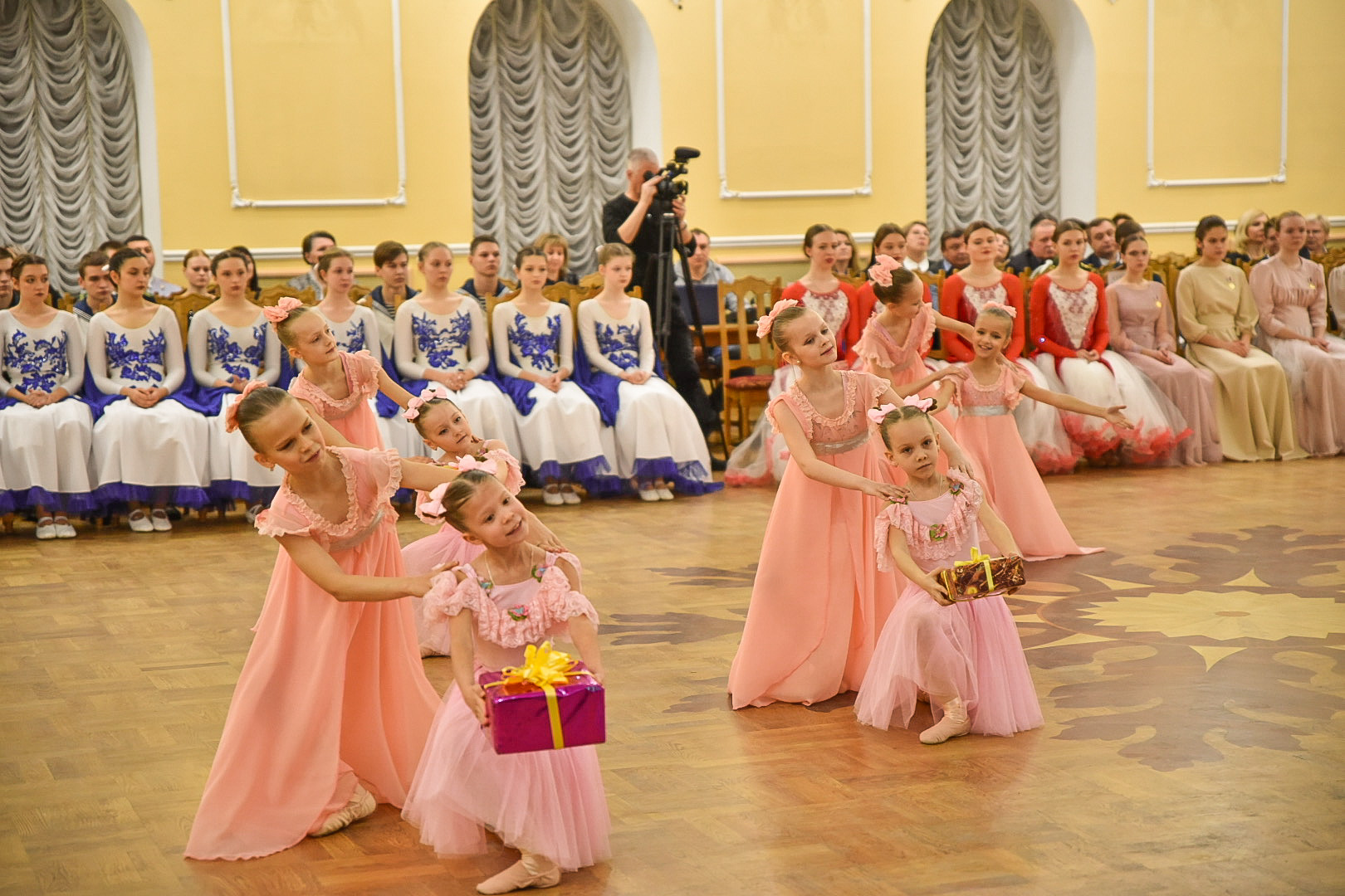 200 воспитанников кадетских классов Курска посетили рождественский бал