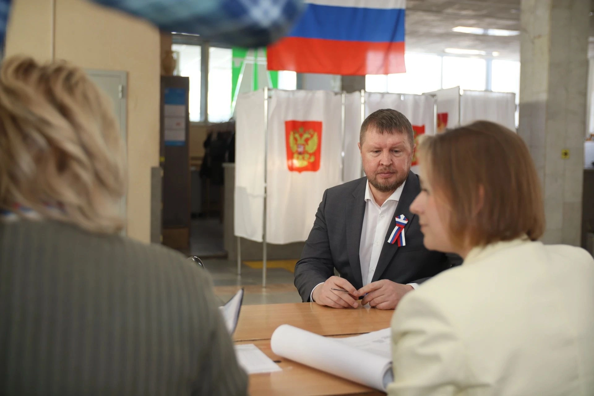 Председатель облизбиркома Курской области Евгений Черкашин по сложившейся традиции посетил выборы вместе с мамой