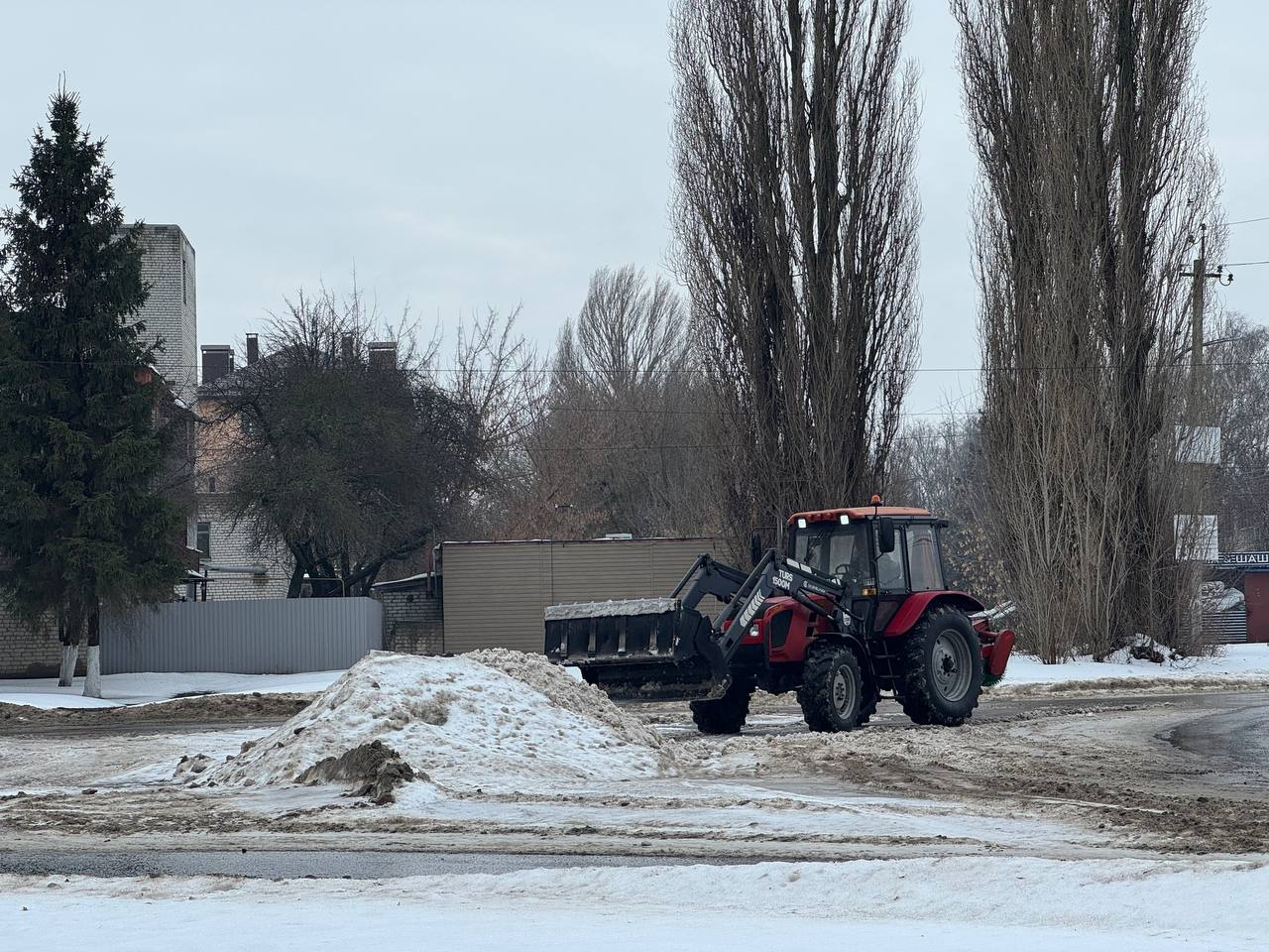 В Курске расчищают снег на пересечении Серегина и Энергетиков