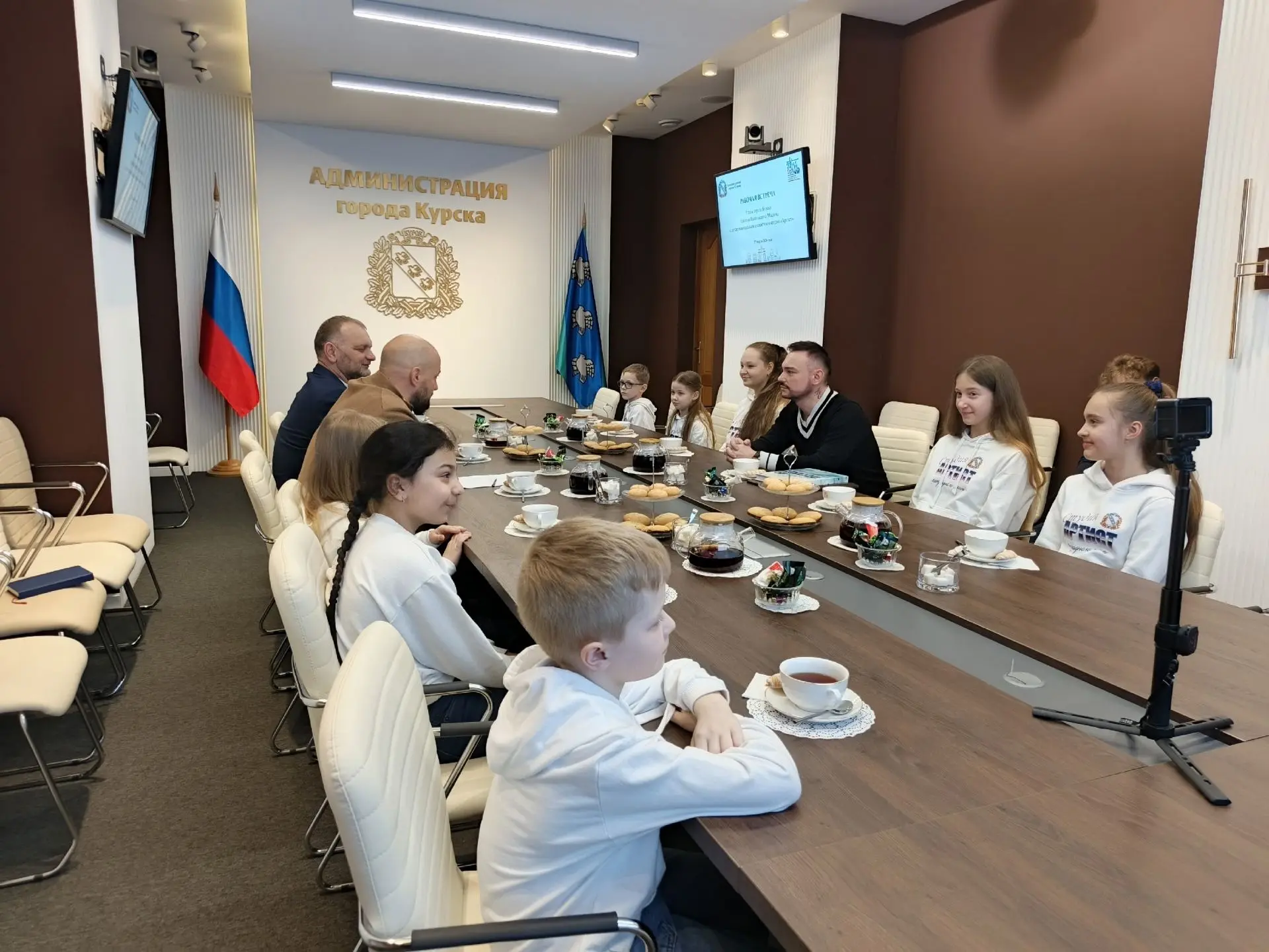 Глава Курска встретился с юными звездами сцены