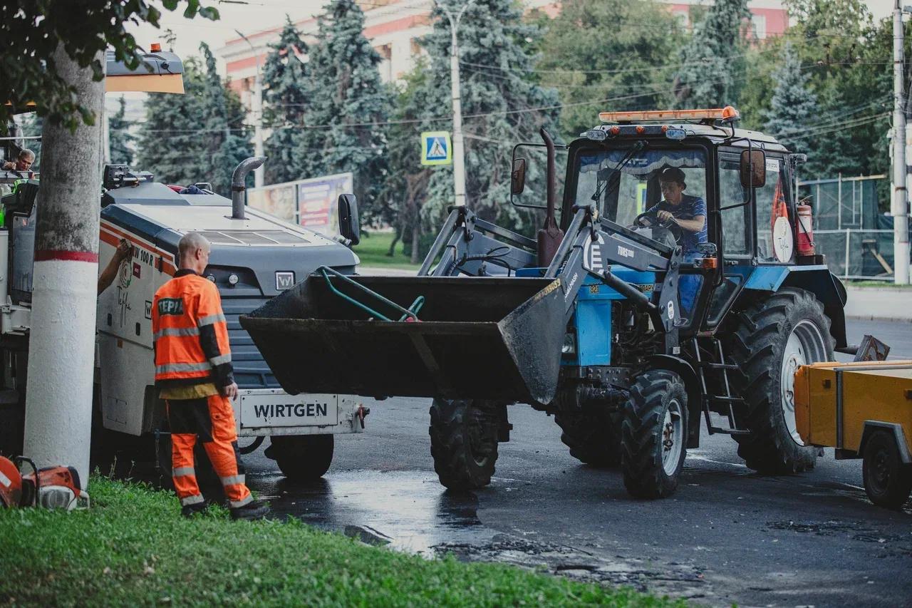 На Красной площади Курска укладывают финишный слой асфальта