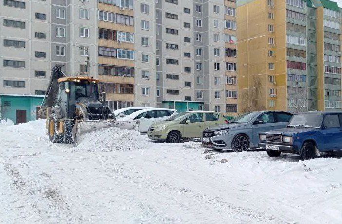 Управляющие компании Сеймского округа Курска расчищают дворы от снега