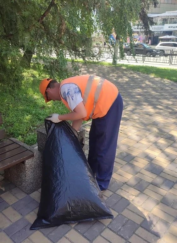 В общественных пространствах Курска задействовано 30 человек и пять машин