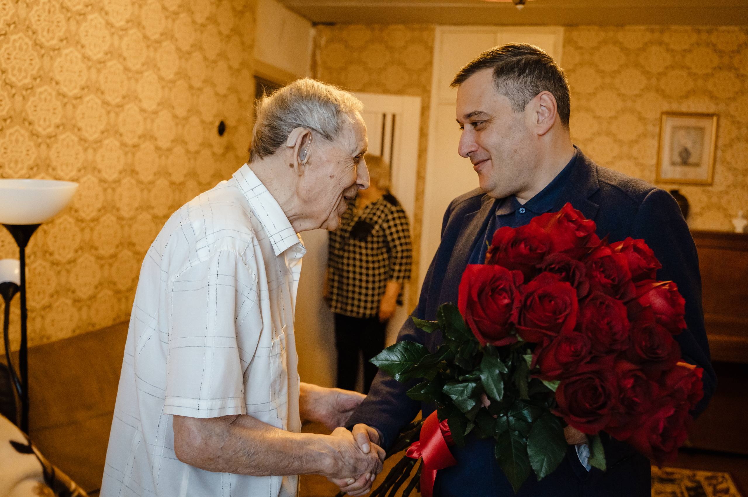 Александр Хинштейн поздравил с наступающим Новым годом ветерана Михаила Жакова