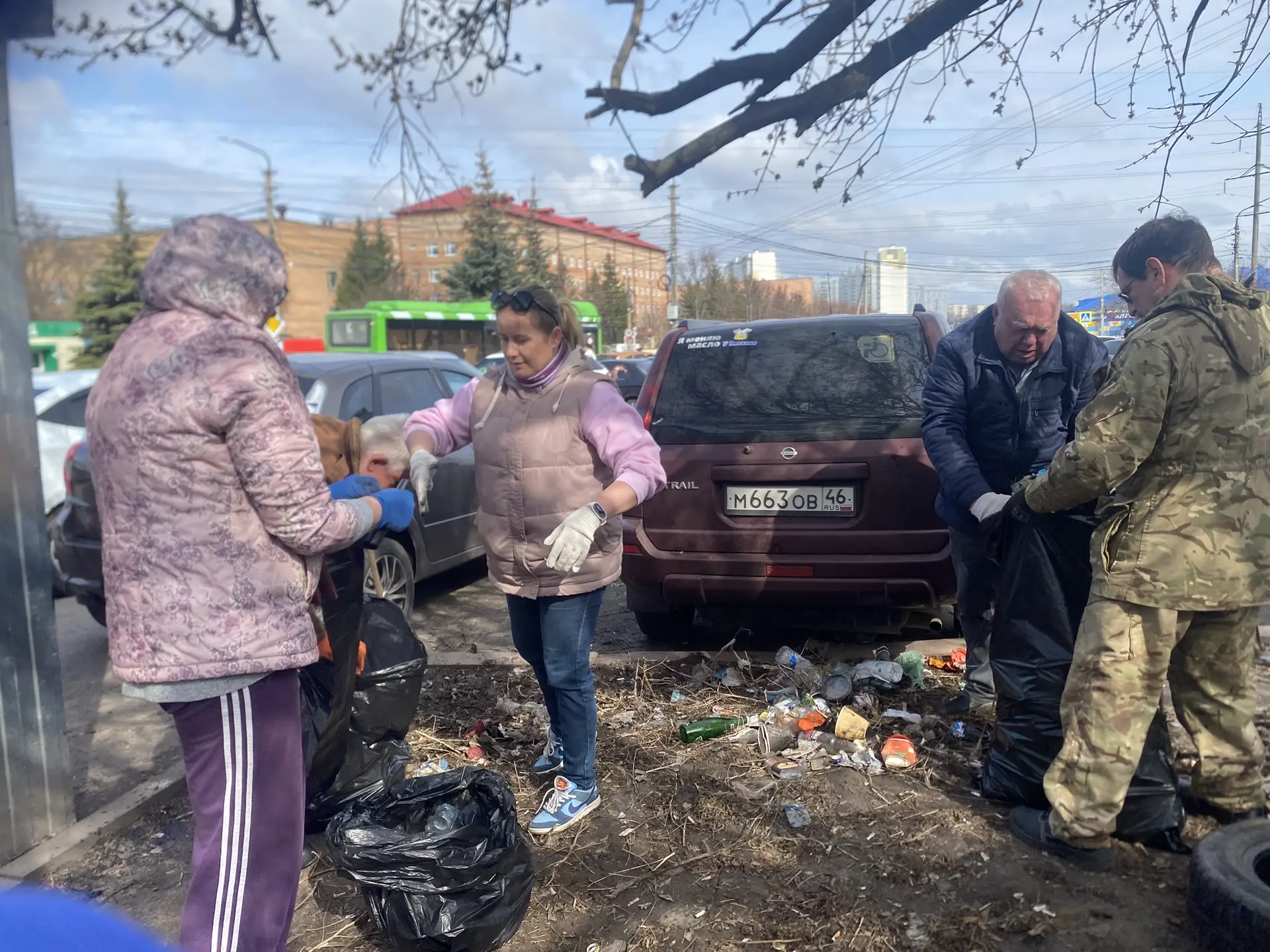 Ко второму общегородскому субботнику в Курске присоединились сотрудники «Городских известий»
