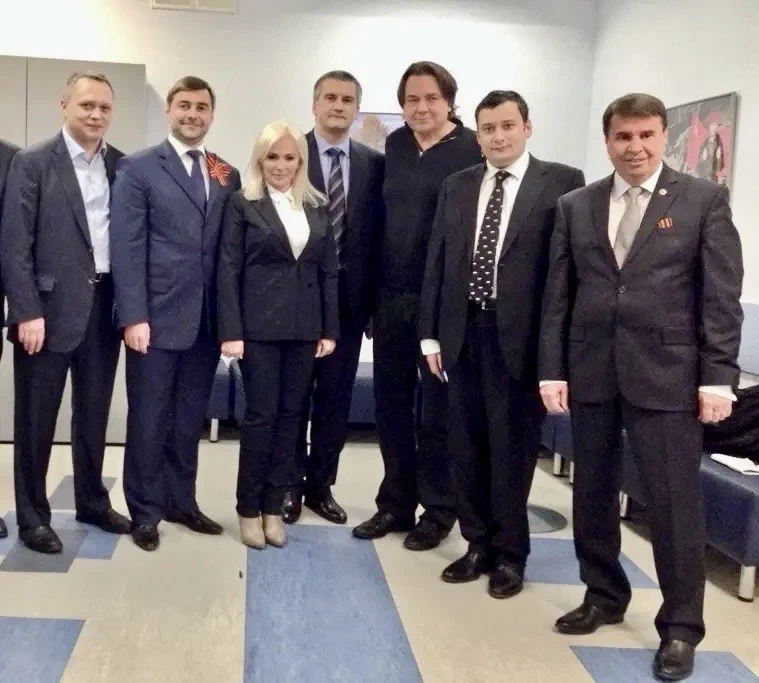 В день воссоединения Крыма с Россией курский губернатор показал фото 12-летней давности