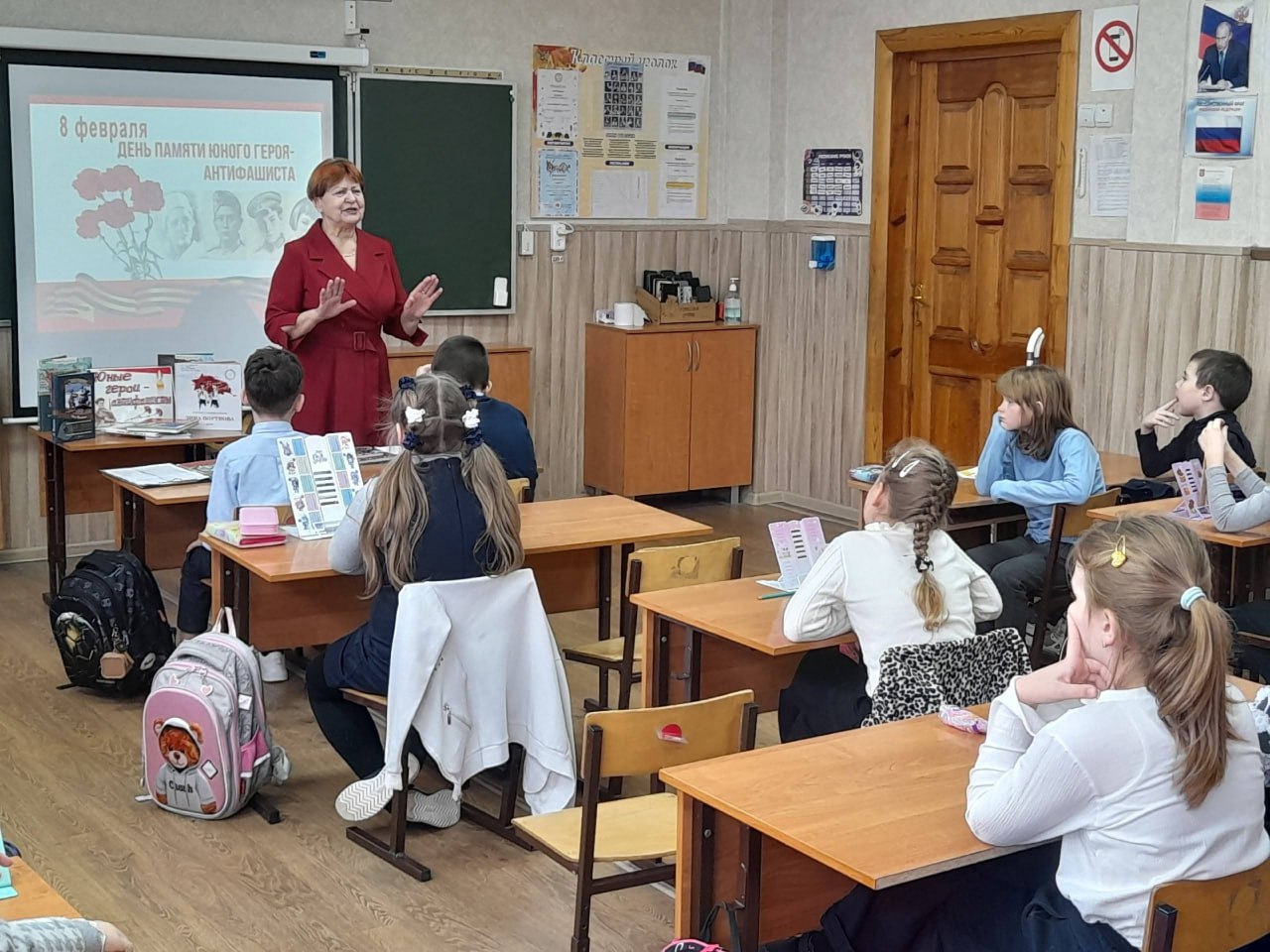 В Курске прошёл патриотический час «Памяти юных героев будем достойны»