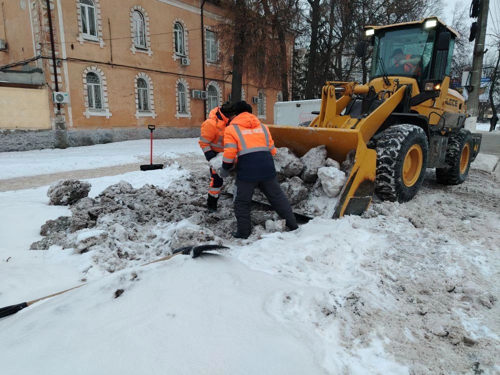 70 человек и 65 машин наводят порядок на улицах Курска