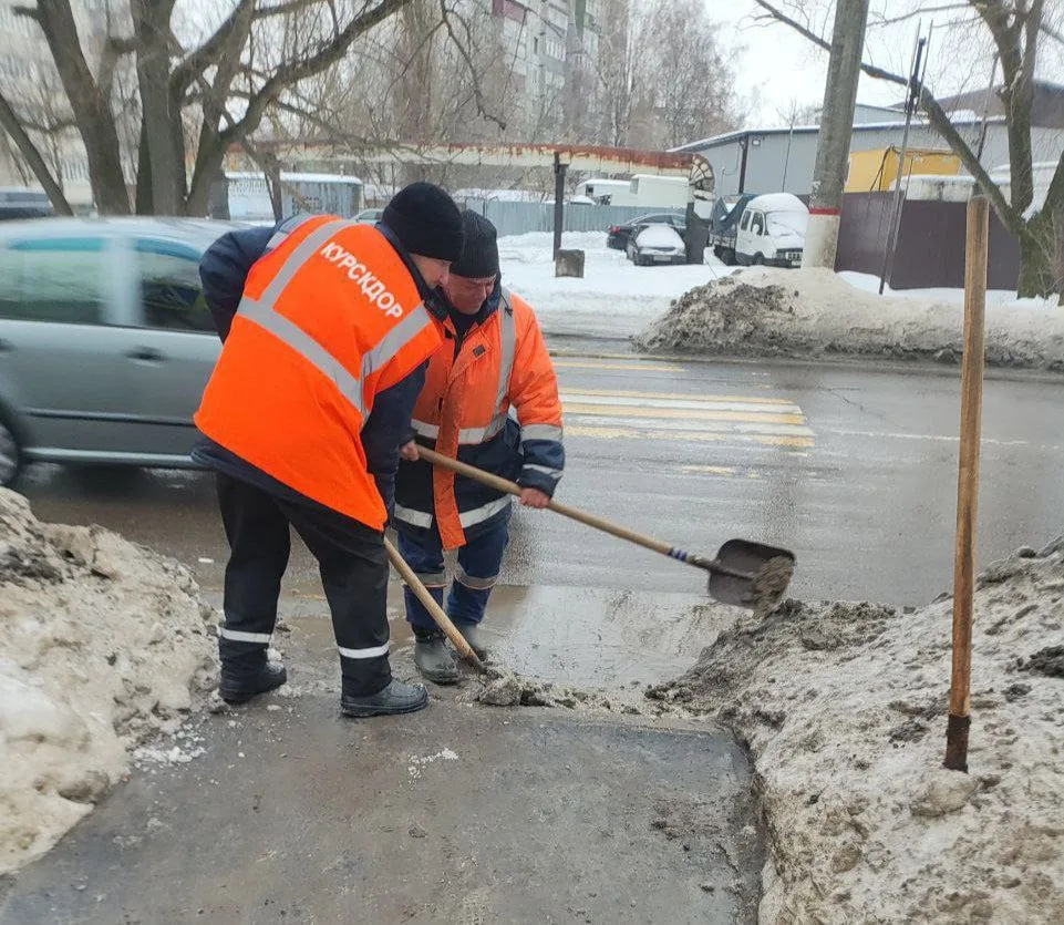 В Курске наводят порядок 74 специалиста и 68 единиц техники