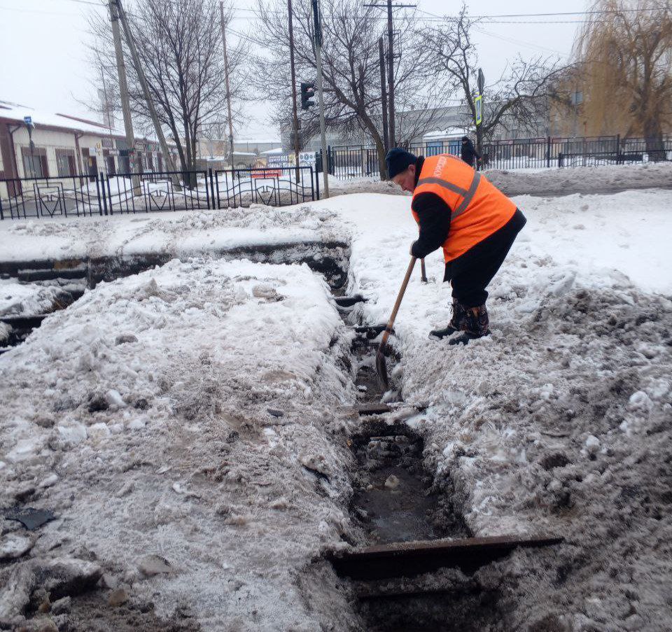 Днем курские улицы убирают 71 человек и 68 единиц техники 