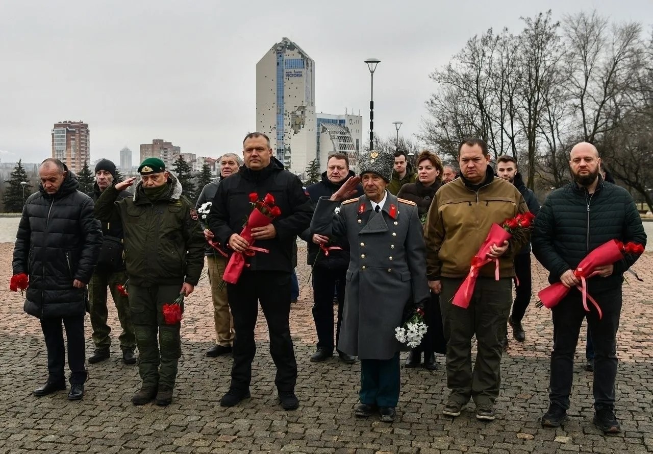 Глава города Курска Евгений Маслов выразил уважение стойкости и вере дончан