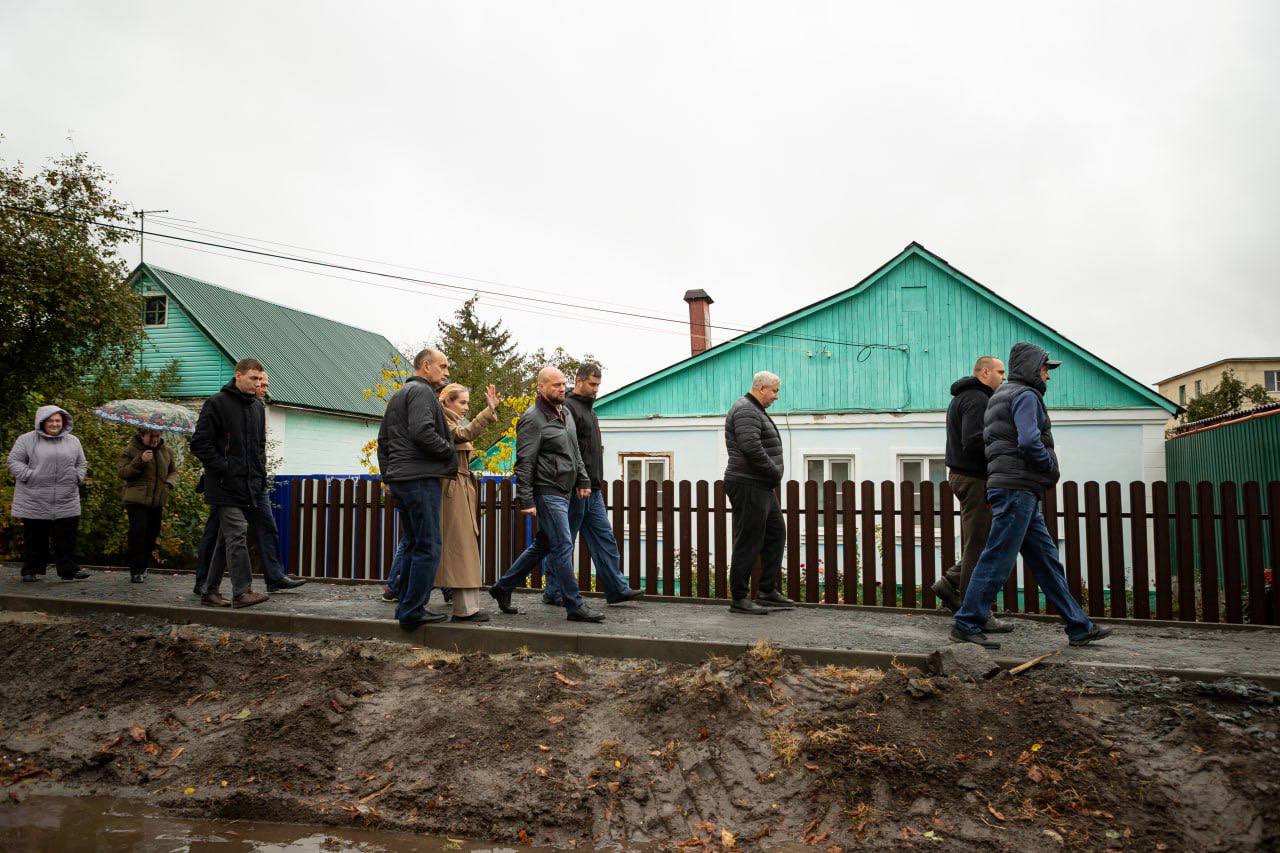 В Курске специалисты выровняют тротуар и бордюр на Прилужной