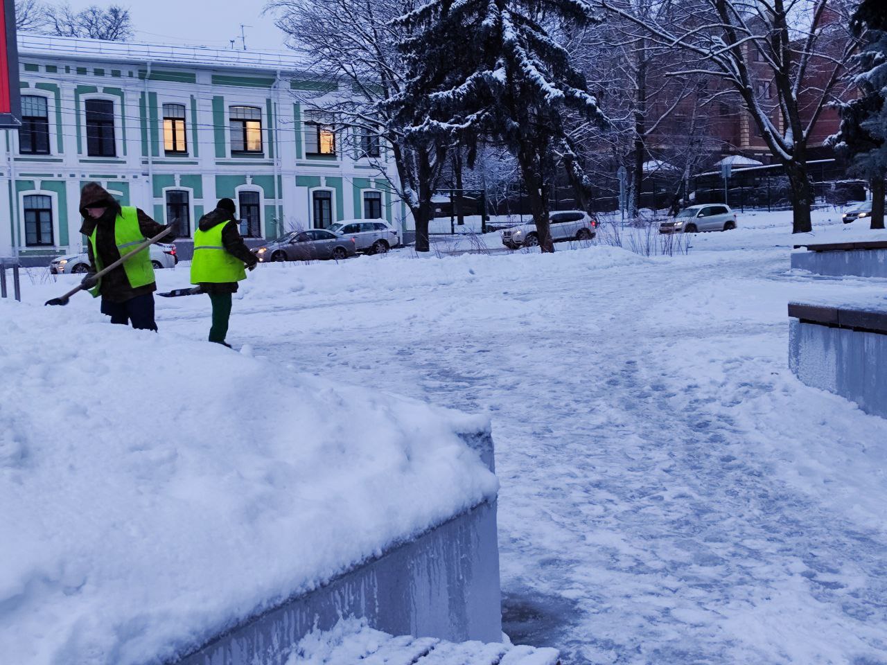 В активной уборке снега на улицах Курска задействованы 70 машин и 72 человека 