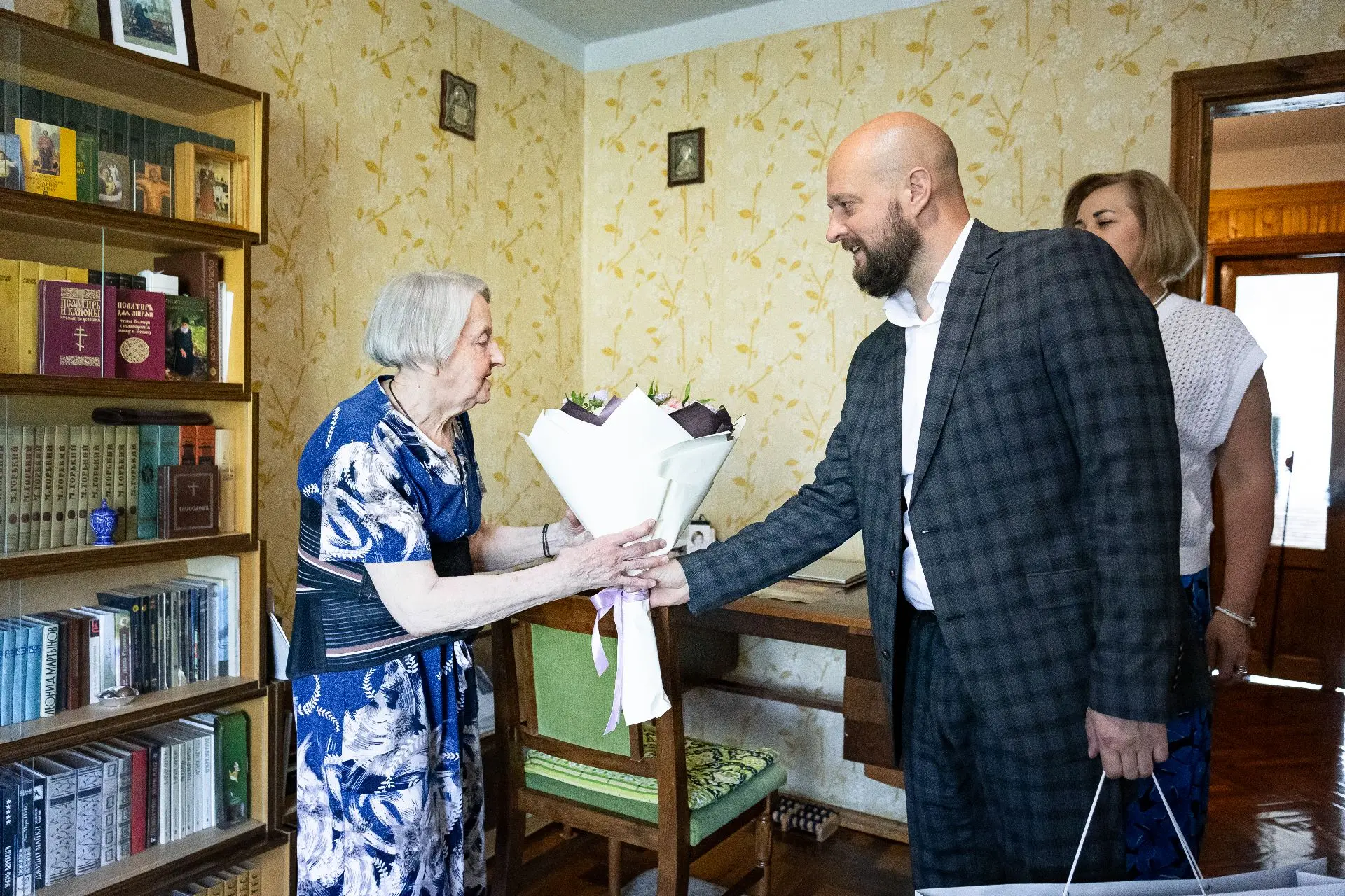 Глава Курска вручил удостоверение блокадницы Ленинграда Наталии Черкасской