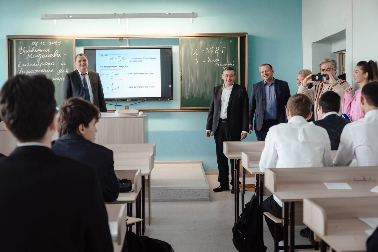 Губернатор Курской области поздравил учеников Фатежской школы №2 с новосельем после капремонта