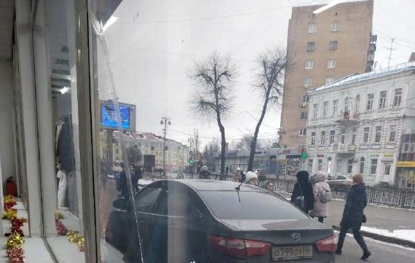 Курянку привлекли к ответственности за парковку на тротуаре на Ленина