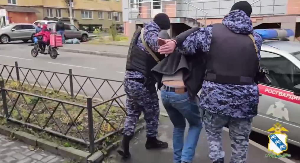 Курянин отказался платить за стрижку и направил на парикмахера пистолет