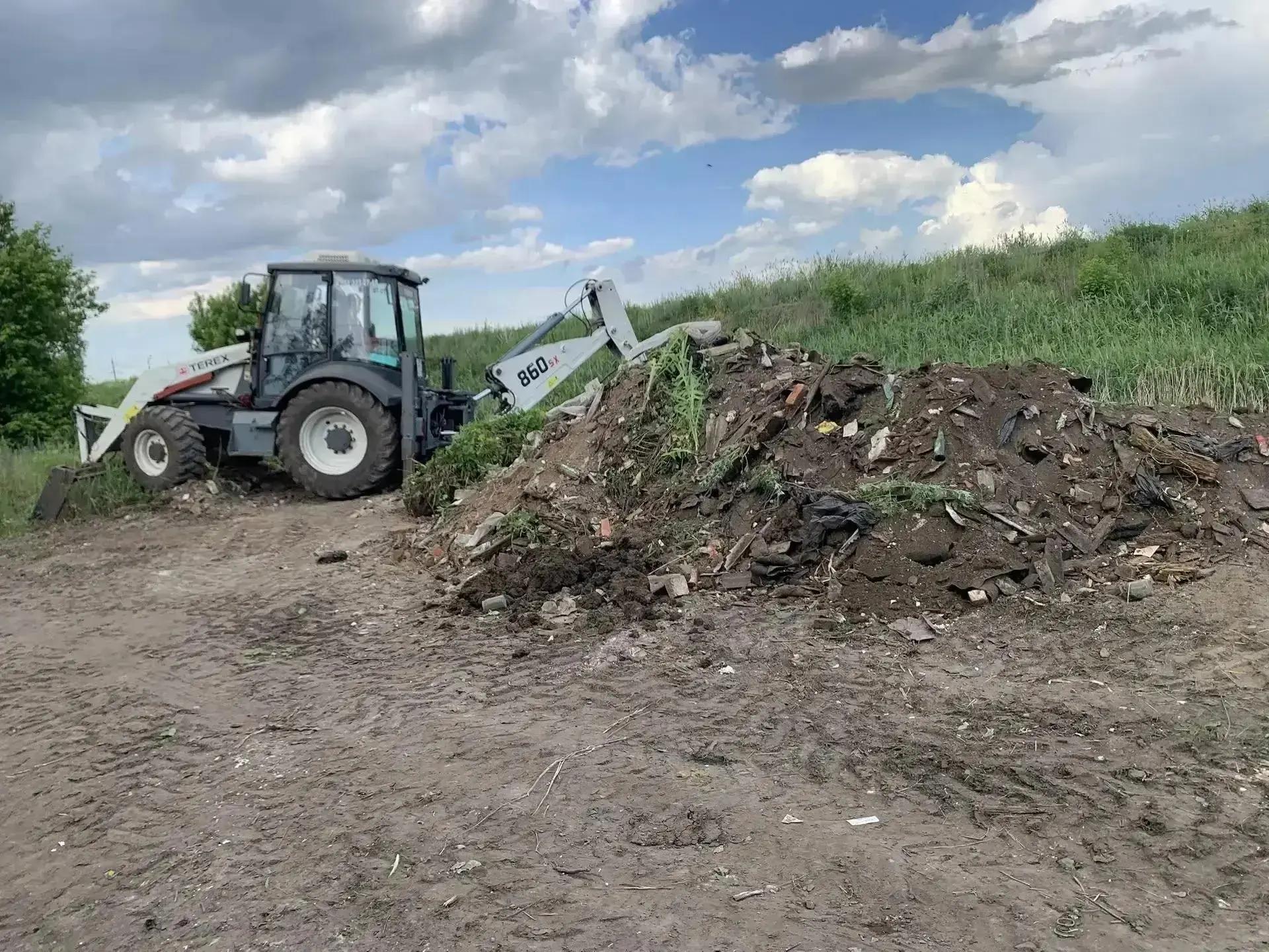 Напротив ТЭЦ-1 в Курске убирают несанкционированную свалку