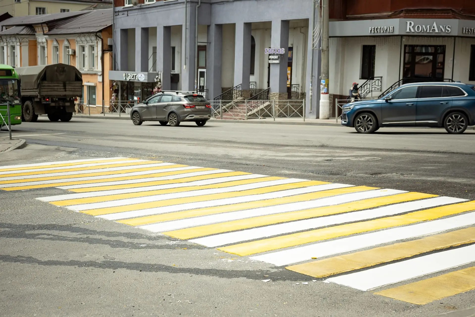 На улице Радищева в Курске повреждены ограждение и газон