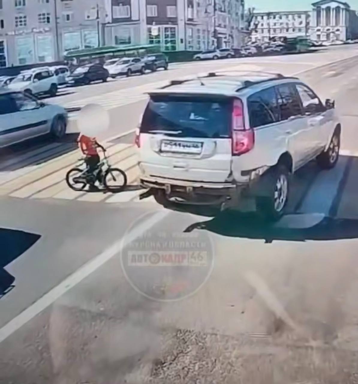 В Курске автомобиль едва не сбил детей на пешеходном переходе