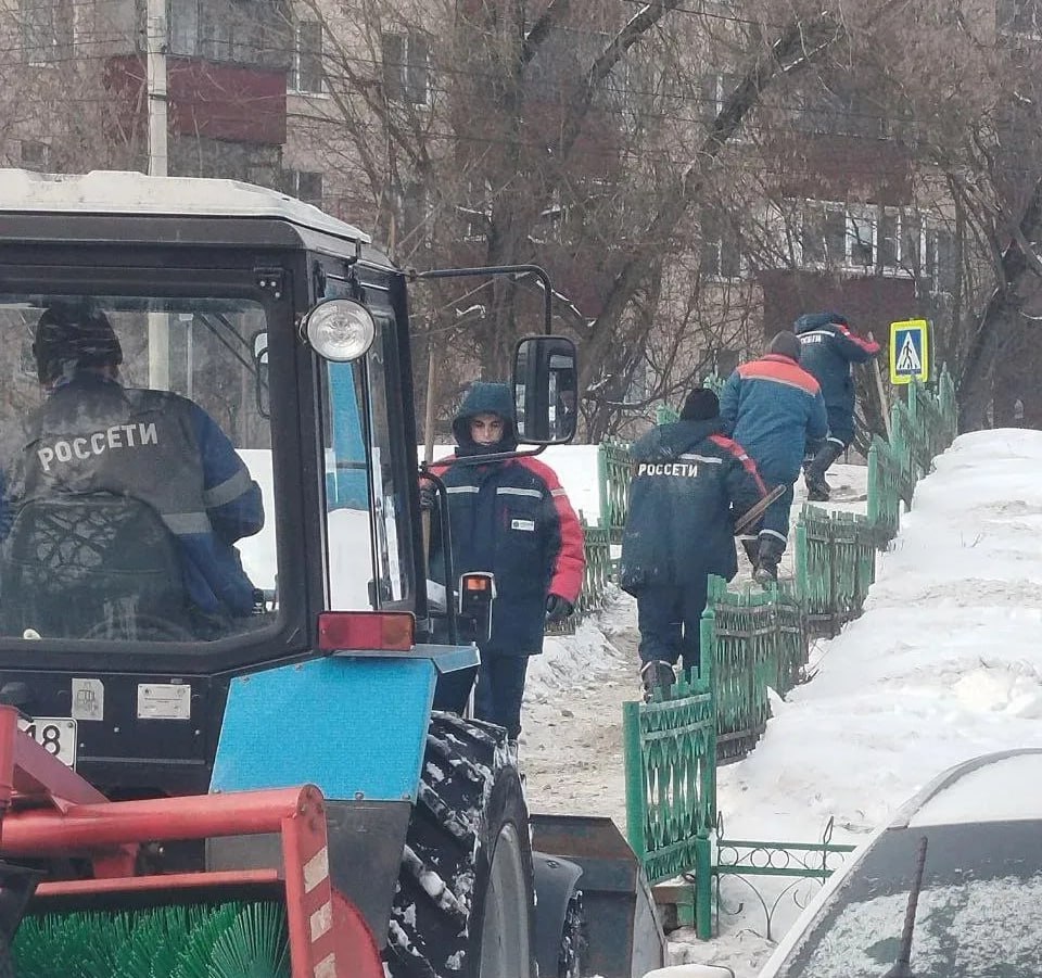 На территории «Россети Центр» — «Курскэнерго» оперативно убрали наледь