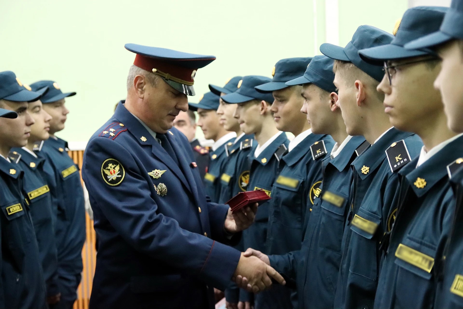 Курским первокурсникам УИС вручили удостоверения кадетов
