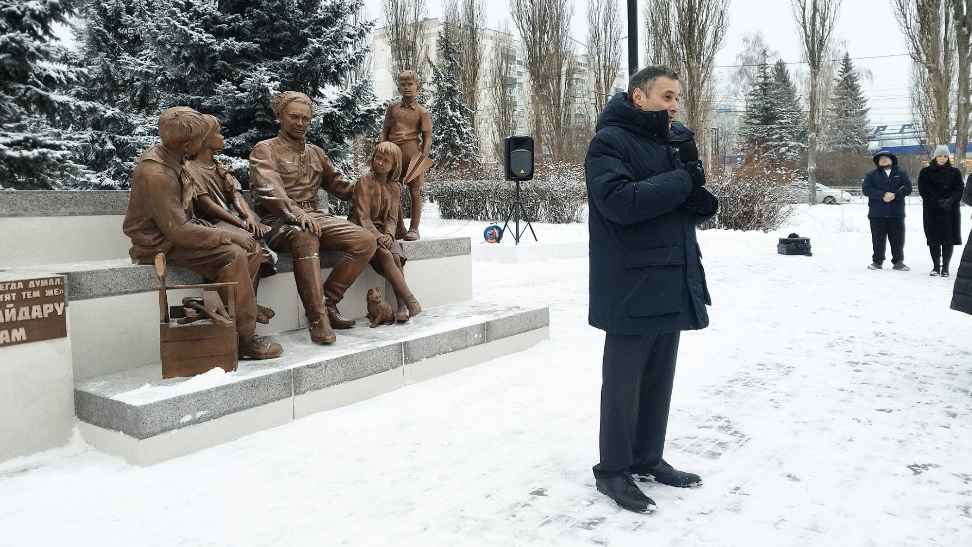 В Курске открыли памятник Аркадию Гайдару и тимуровцам