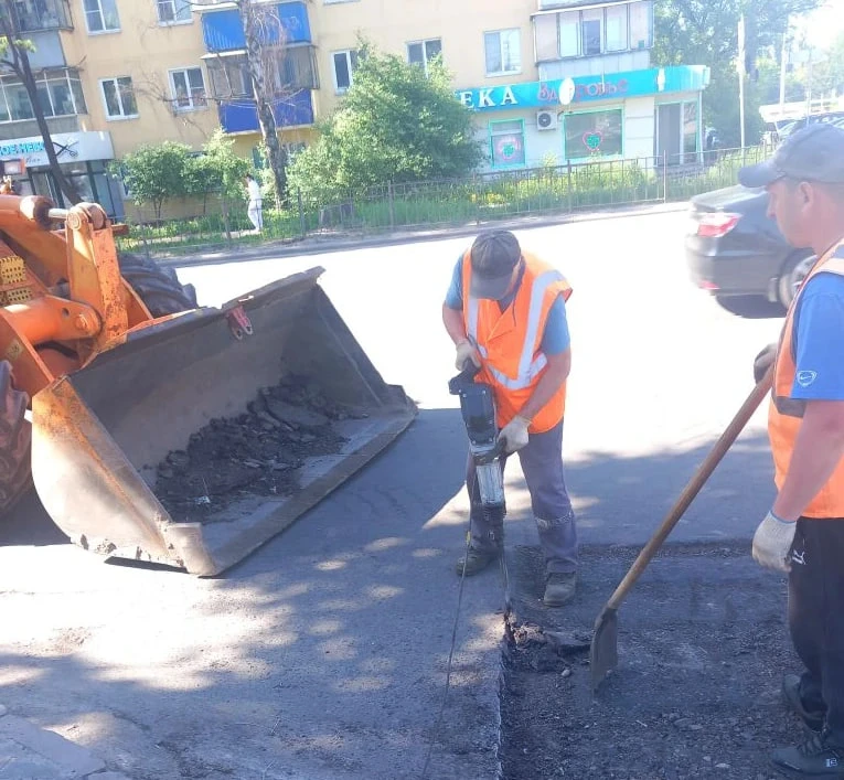 На четырех улицах Курска рабочие проводят ямочный ремонт