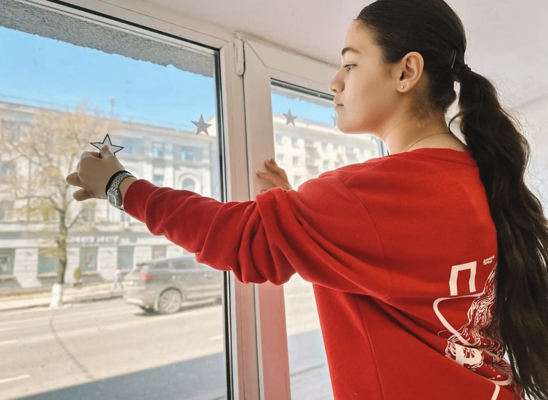 Администрация города Курска поучаствовала в акции «Окна Победы».