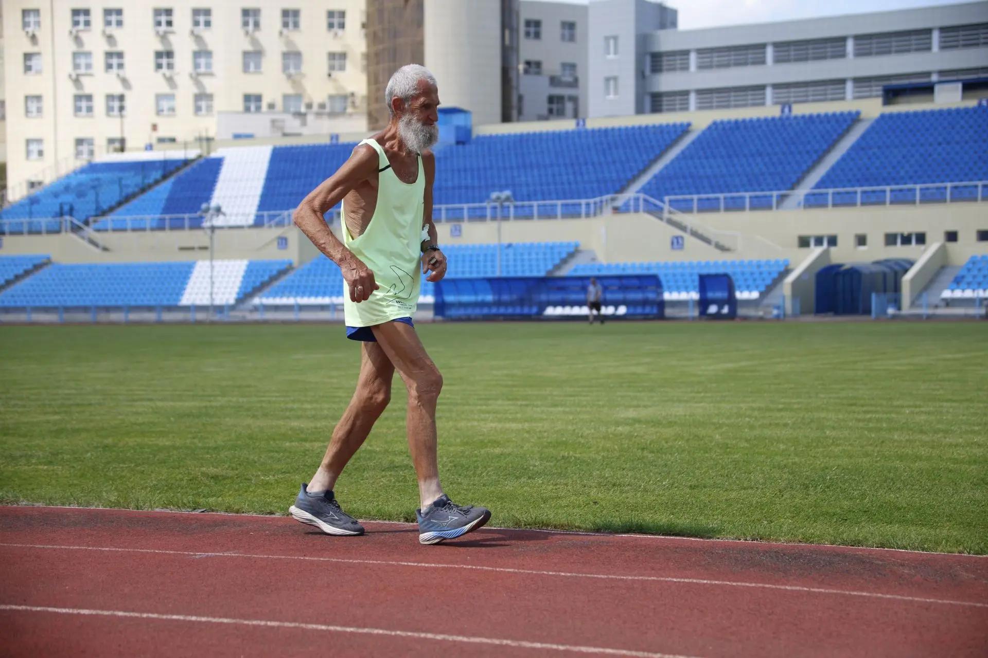 Курянин Валерий Боженов в свой 76-й день рождения пробежал 76 км
