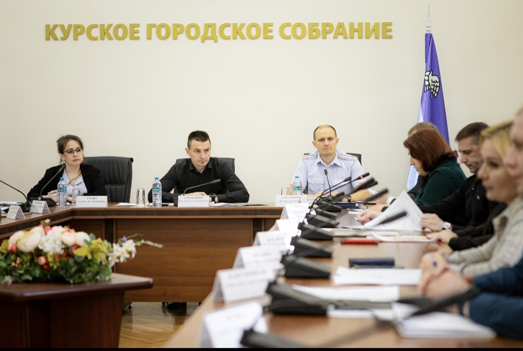 В Курске  на заседании комиссии обсудили защиту детей от кибермошенничества