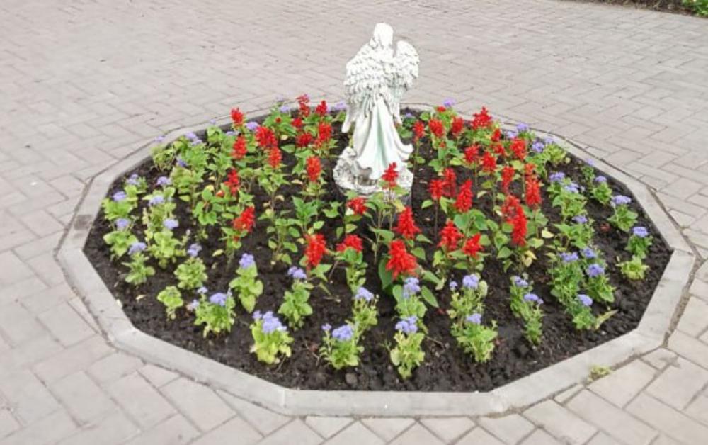 Парк Дзержинского в Курске украсили более ста молодых растений