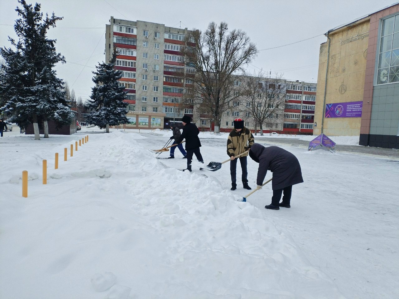 В Курске территорию у культурного центра «Лира» расчистили от снега