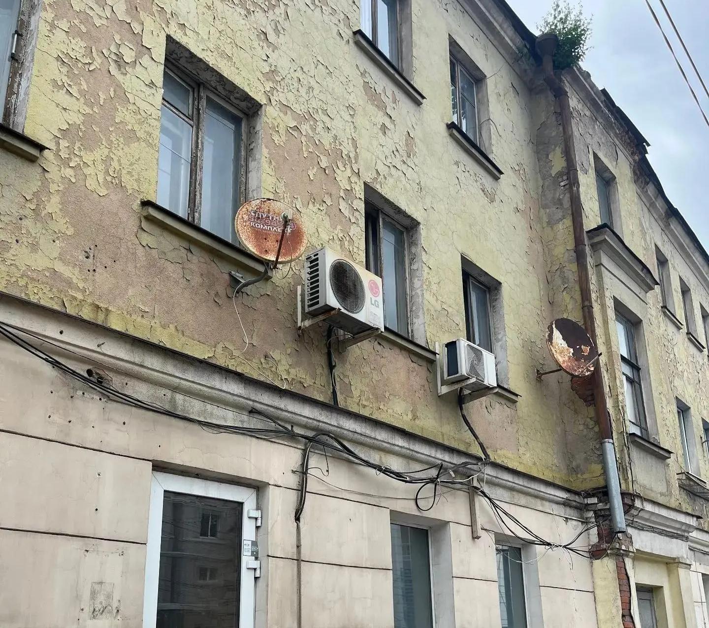 В Курске на улице Дзержинского выявили нарушения в содержании фасадов зданий