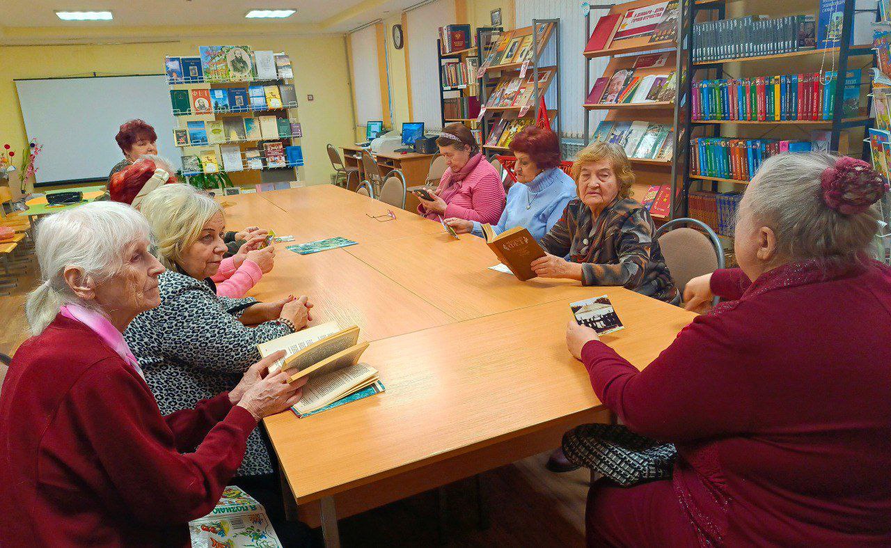 Пожилые куряне прочитали любимые стихотворения поэта Афанасия Фета в библиотеке