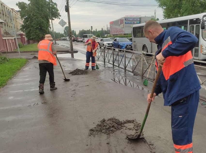 На дорогах Курска наводят порядок 68 рабочих и 45 машин