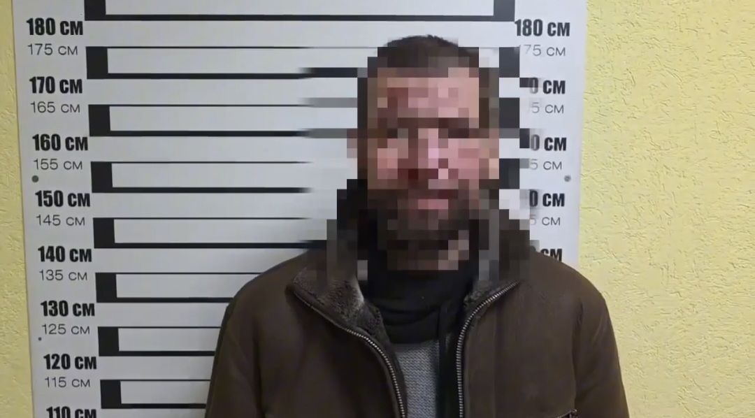 В Курске задержали мужчину, повредившего плитку на пешеходном переходе на улице Энгельса