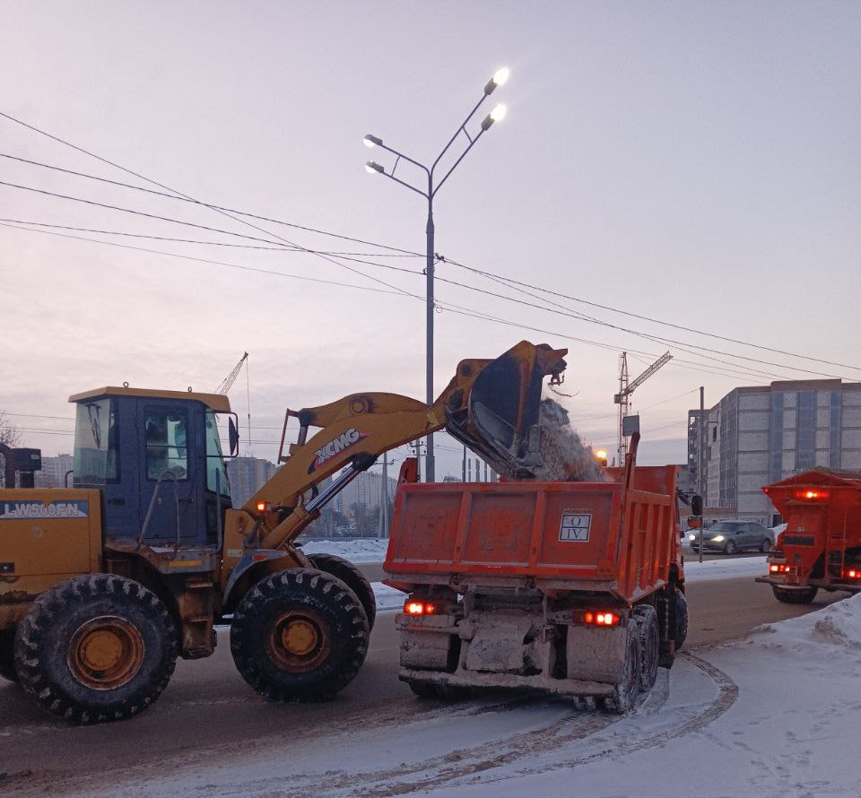 На уборку Курска вышли 66 специалистов и 62 машины