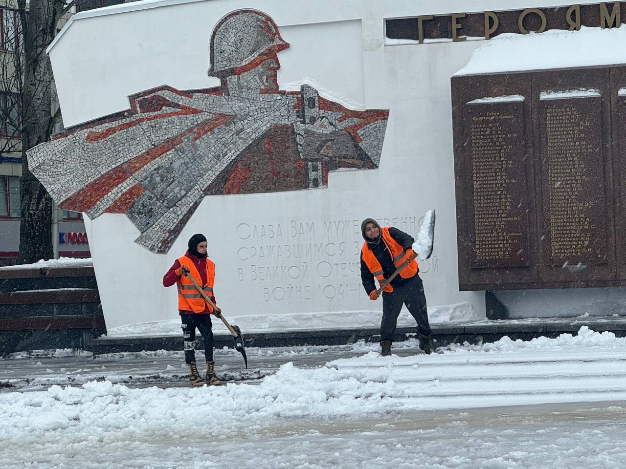 Курские парки и скверы очищают от снега семь машин и 24 человека
