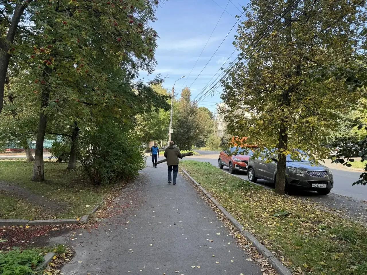 В Курске на субботнике работники администрации убрали 30 кубометров мусора