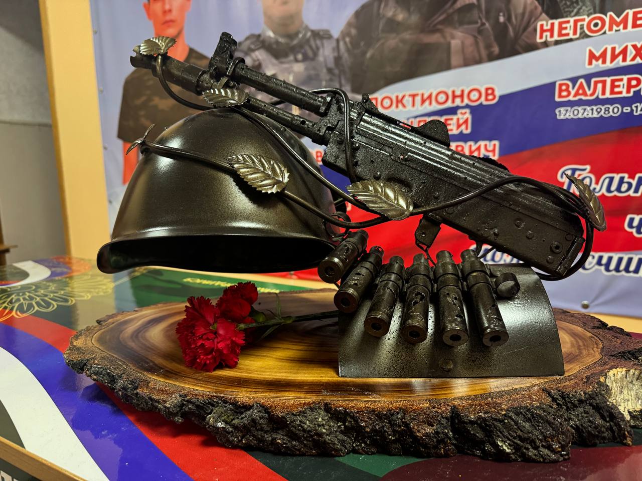 В курской школе №22 открыли «Парту Героя» и стенд «Герои нашего времени»