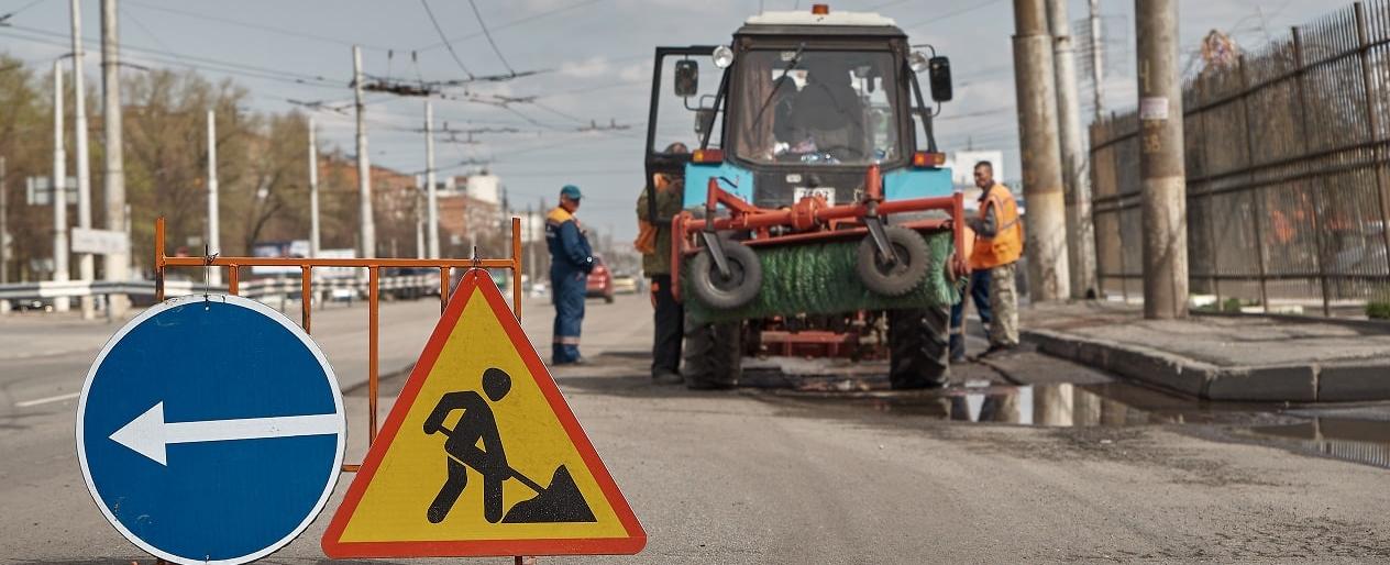 На нескольких улицах Курска продолжается ремонт дорог и тротуаров