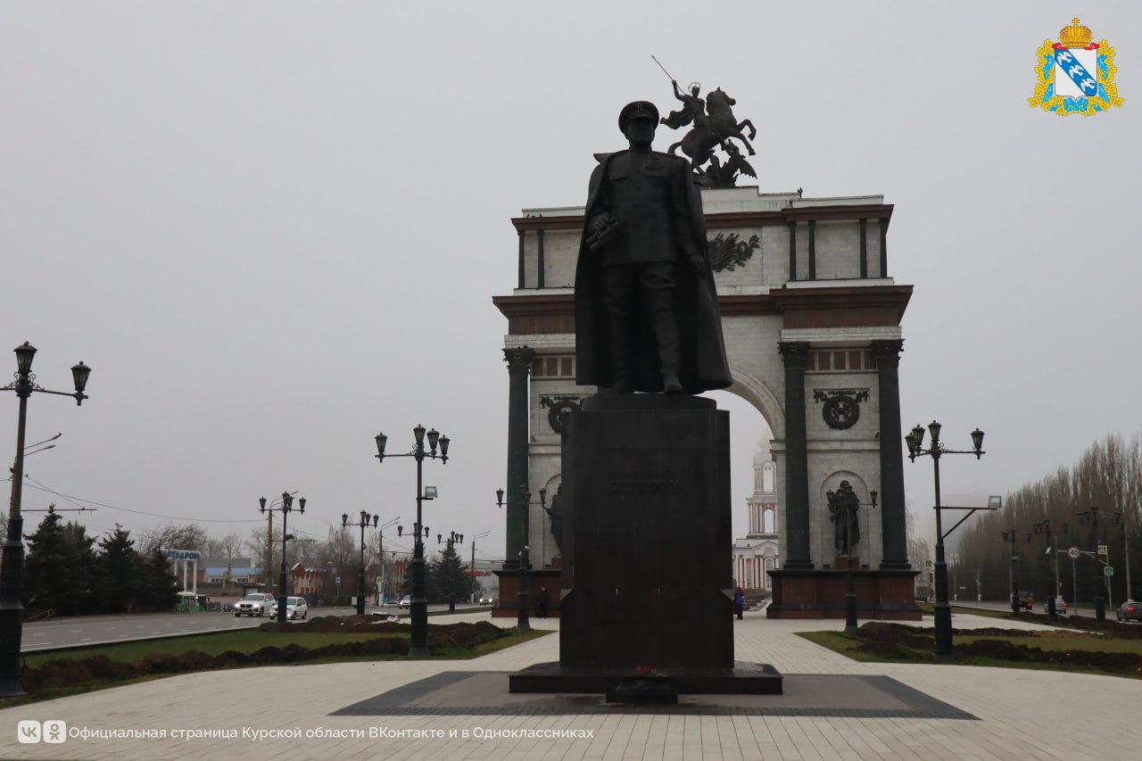 Куряне возложили цветы к памятнику маршалу Жукову в день его рождения