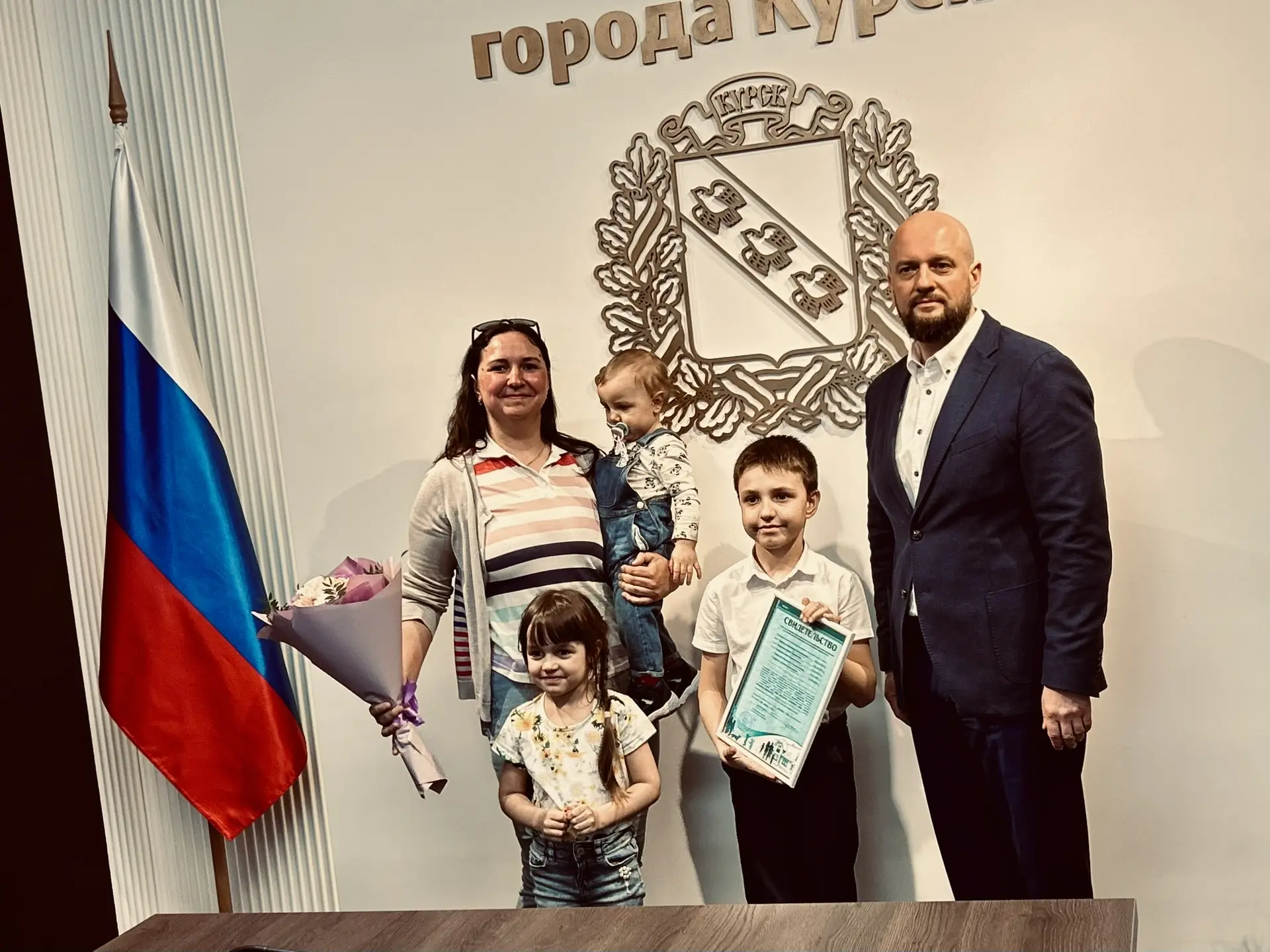 В Курске многодетным семьям и семьям участников СВО вручили жилищные сертификаты
