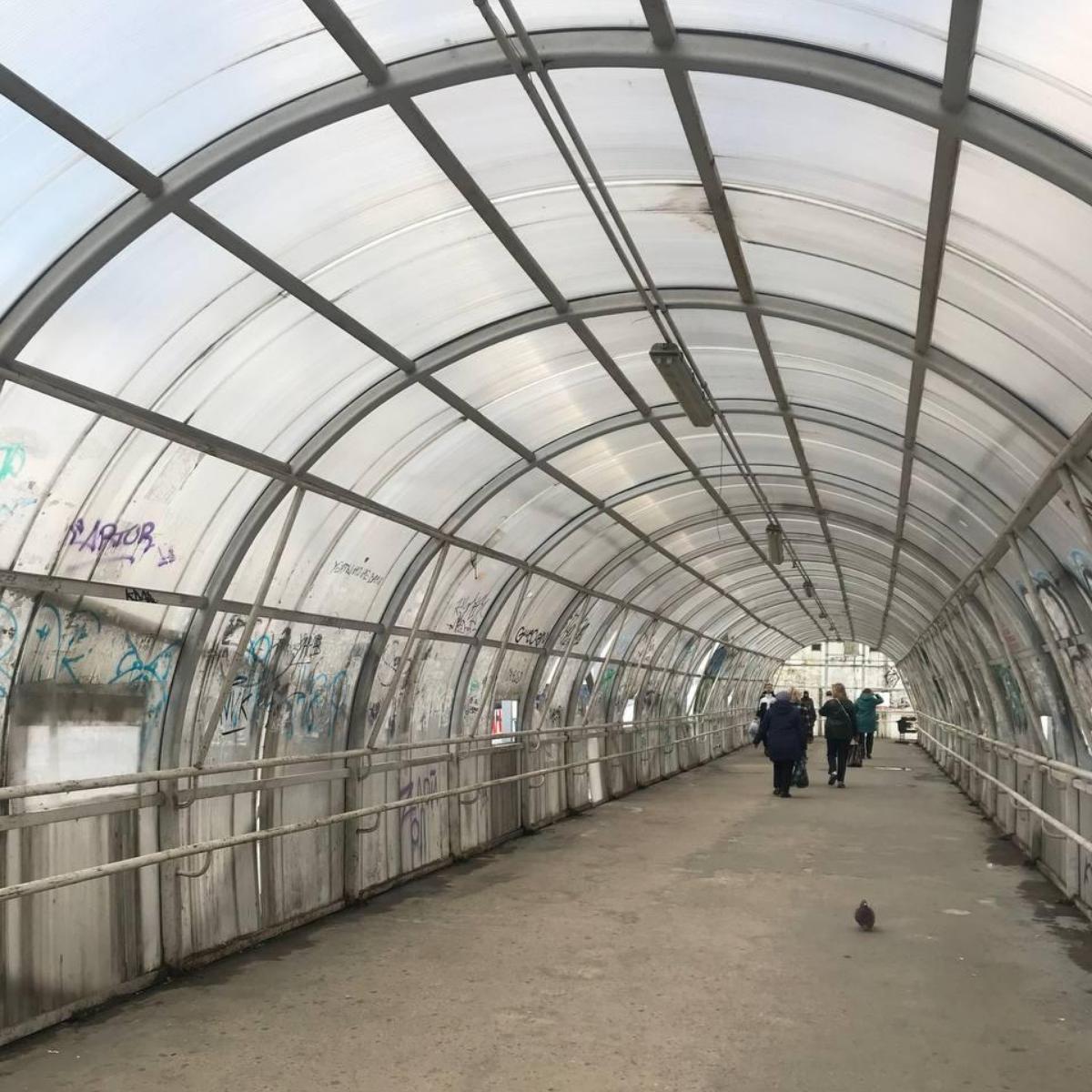 В Курске отмыли от рекламы пешеходный мост на улице Дзержинского