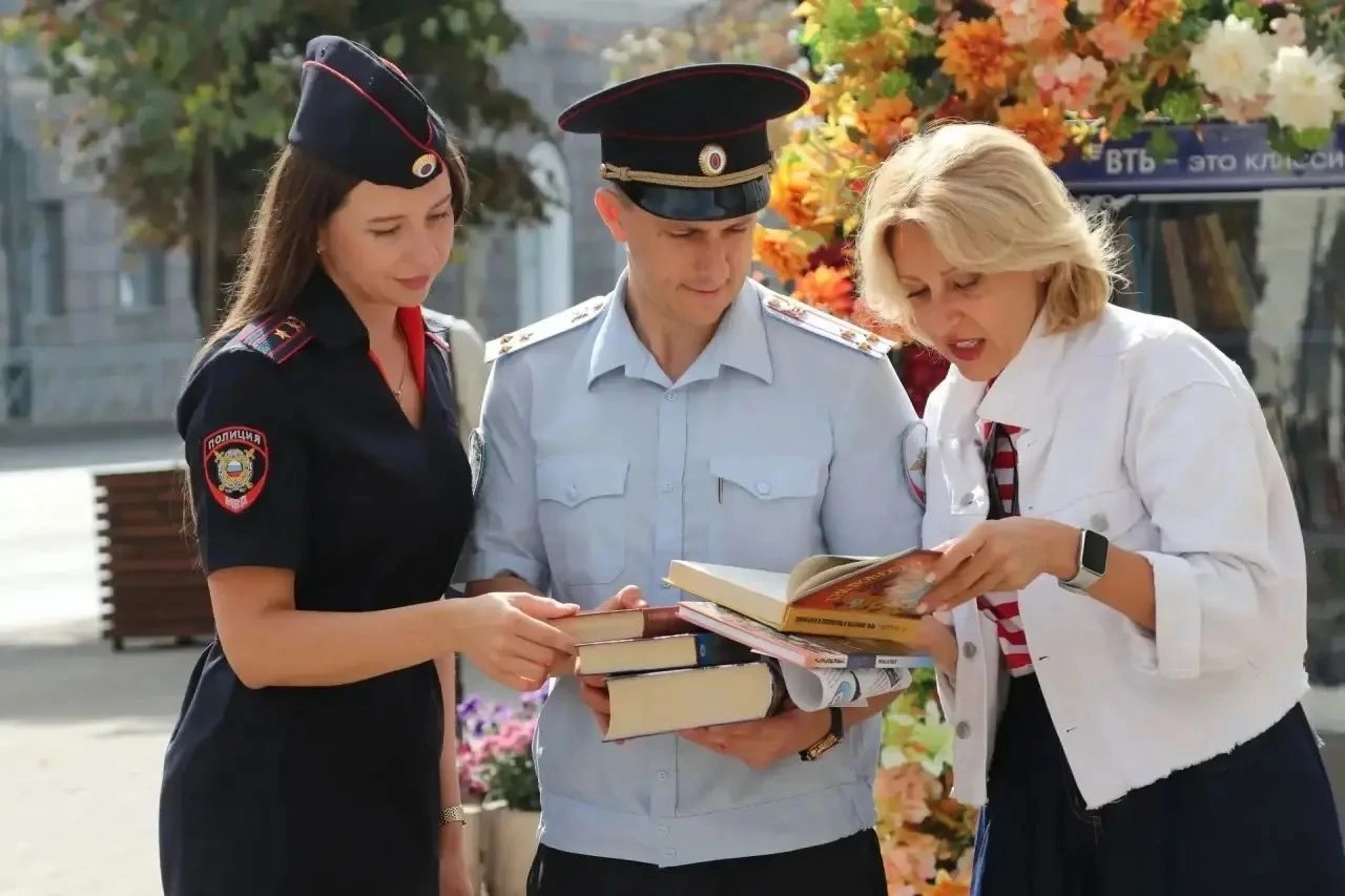 Курские полицейские вместе с общественниками и журналистами пополнили книжный шкаф свободного обмена классикой