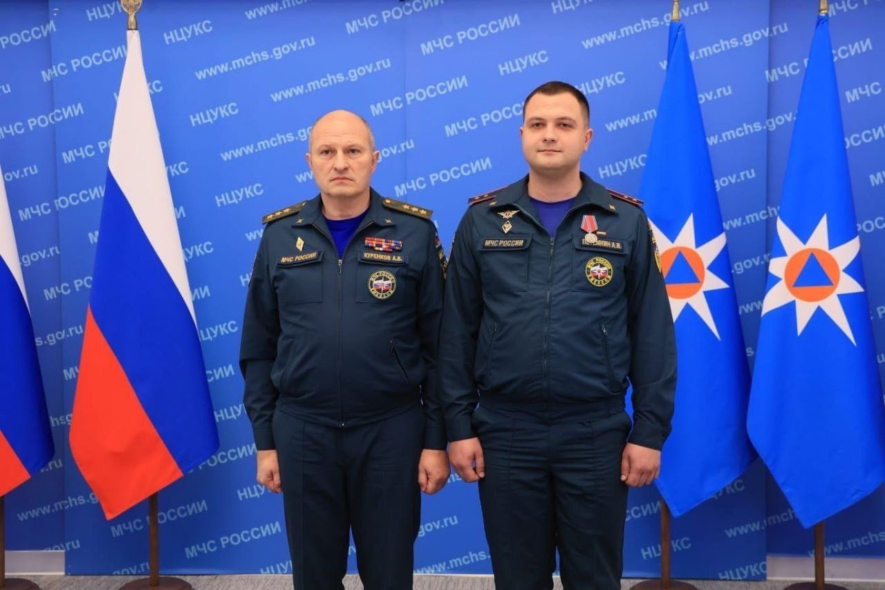 Курян Александра Потемкина и Эдуарда Жмыхова наградили медалями «За отвагу на пожаре»