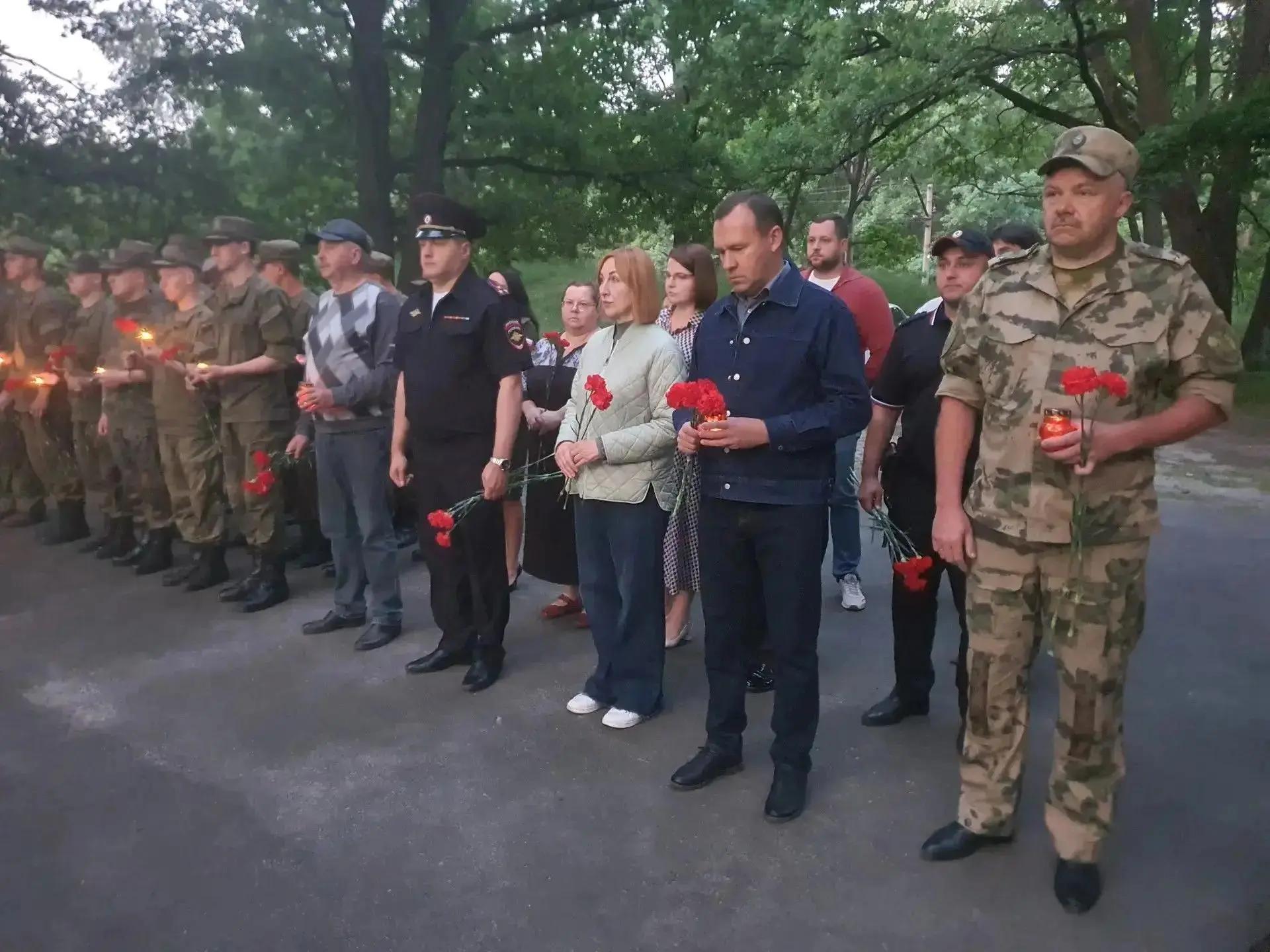Куряне в 4 утра зажгли «Свечу памяти» у братской могилы в Горелом лесу