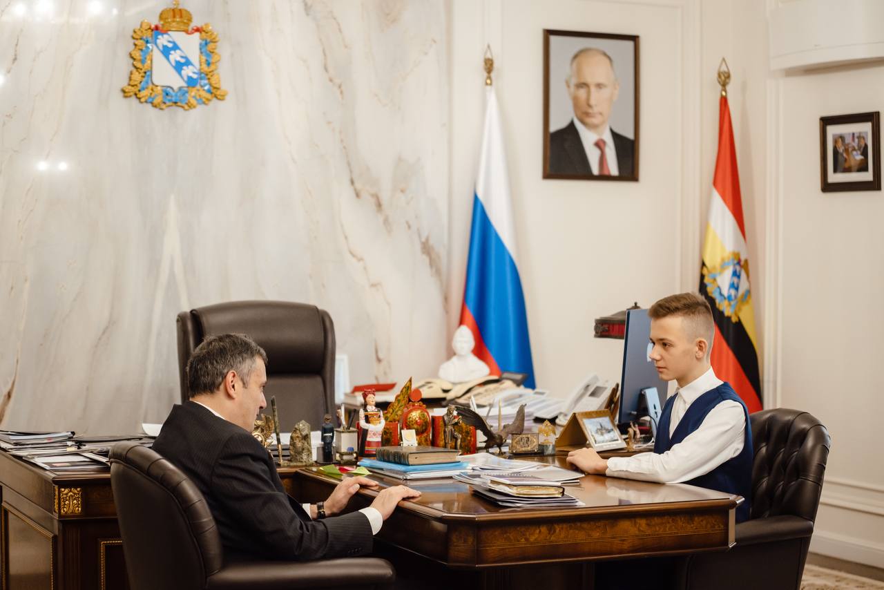 Курский губернатор наградил победителя конкурса новогодней открытки региона